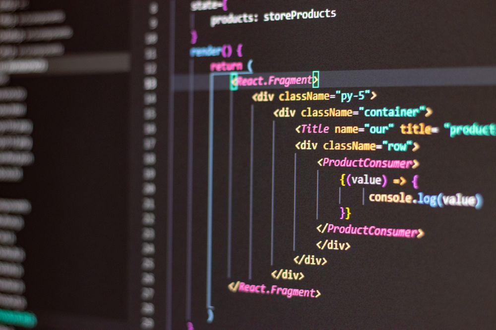 Laptop-Bildschirm mit farbig hervorgehobenem Programmcode